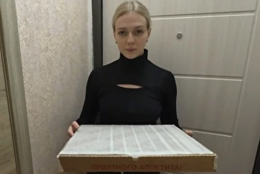 Курьерша сиськами светит 👀 За испорченный заказ сексом ответит